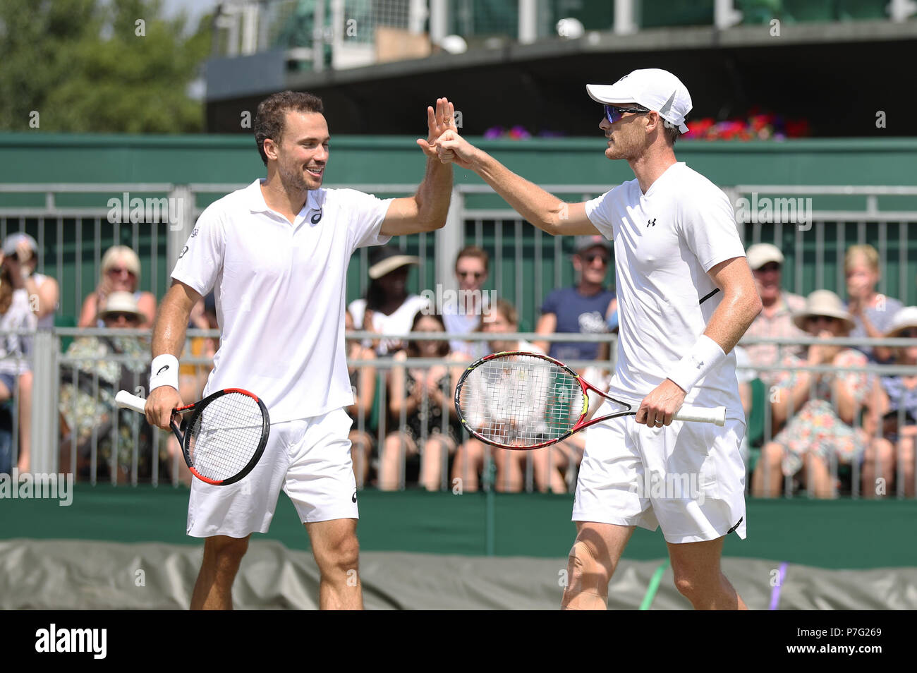 Londres, Royaume-Uni. 6 juillet 2018, l'All England Lawn Tennis et croquet Club, Londres, Angleterre ; le tennis de Wimbledon, jour 5 ; Jamie Murray avec le haut cinq avec son partenaire Bruno Soares dans leur match de double contre Lorenzi et Ramos-Vinolas : Action Crédit Plus Sport Images/Alamy Live News Crédit : Action Plus de Sports/Alamy Live News Crédit : Action Plus de Sports/Alamy Live News Banque D'Images