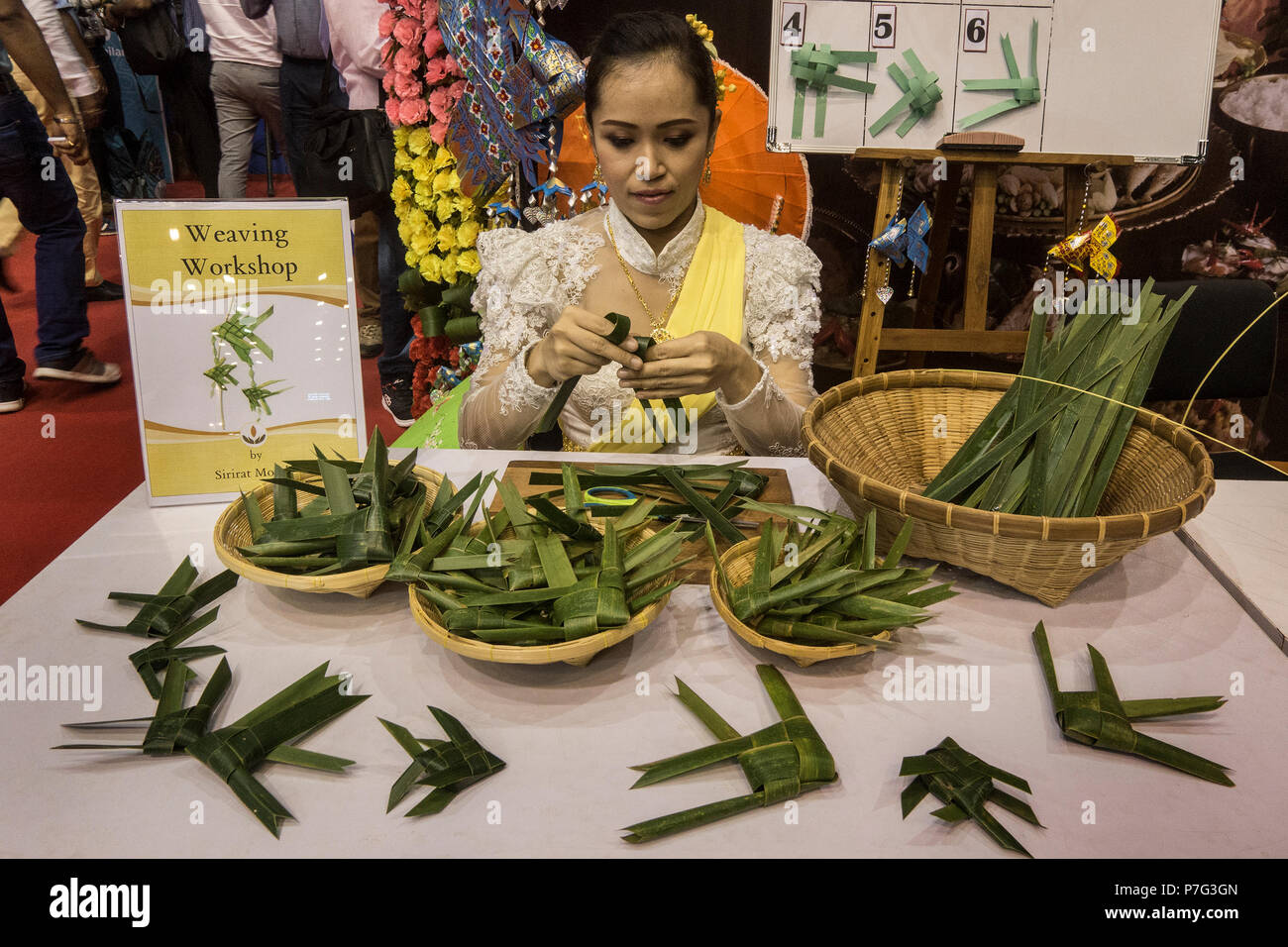 (180706) -- NEW DELHI, le 6 juillet 2018 (Xinhua) -- Photo prise le 6 juillet 2018 montre l'atelier de tissage de la zone d'exposition pendant le voyage et tourisme Salon (TTF) à Kolkata, Inde. La TTF est tenue au stade Netaji Indoor du 6 au 8 juillet. (Photo Xinhua/Tumpa Lundi) (hy) Banque D'Images
