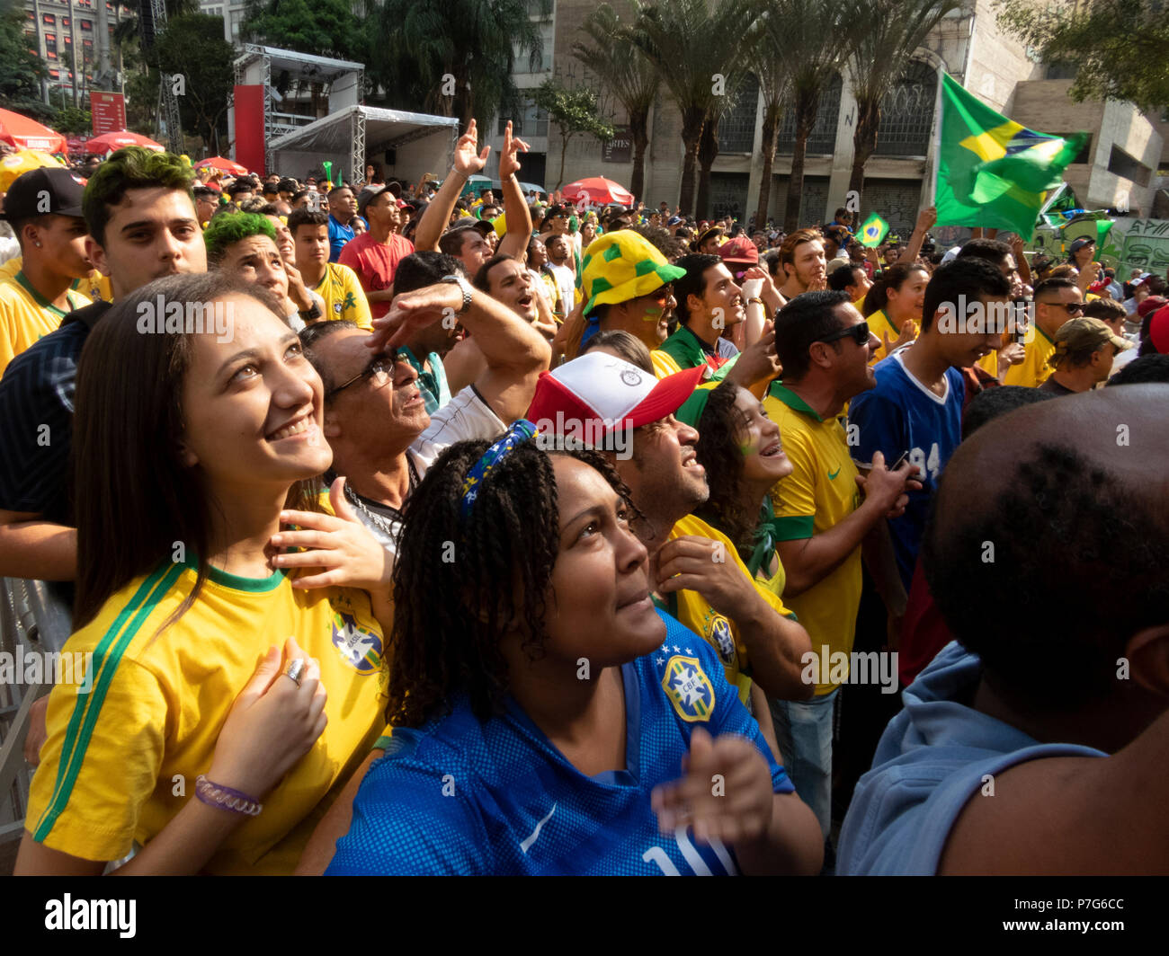 Sao Paulo, Brésil. 06 juillet, 2018. Fans accompagner le match entre le Brésil et la Belgique, valide pour la Coupe du Monde 2018, dans la vallée de l'Anhangabaú, à Sao Paulo (SP) Credit : Alf Ribeiro/Alamy Live News Banque D'Images