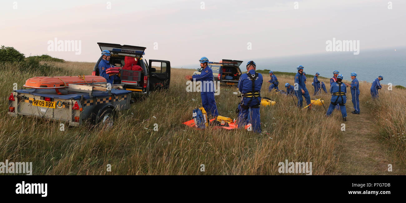 Isle of Wight Sandown Jeudi 5 juillet 2018 Deux rescapés de la face d'une falaise de 104 mètres sur l'île de Wight impliquant des quarante membres de l'île de Wight deux canots de service d'urgence et une ambulance passa leurs langues et il a donné la pensée d'oiseaux et il a été grand rire après l'opération de sauvetage coûtera plus de 5 000 livres. L'incident a débuté aux alentours de 19:45 avec le lancement de Bembridge de sauvetage. L'équipe de sauvetage de la Garde côtière Ventnor ont rejoint leurs collègues de Bembridge en haut de Culver, où ils se préparent à descendre une falaise, l'homme sur le bord. Plus d'infor Banque D'Images