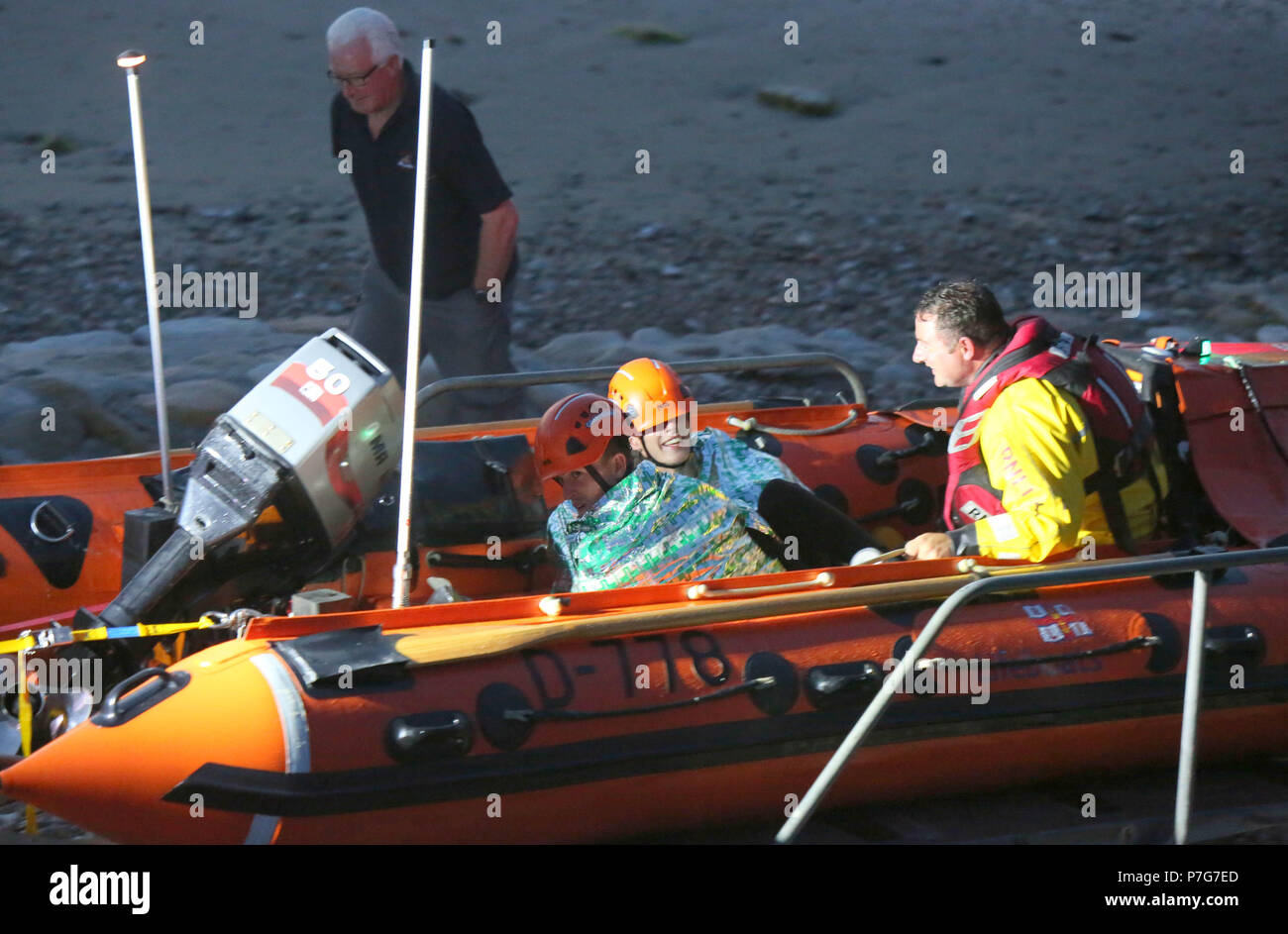 Isle of Wight Sandown Jeudi 5 juillet 2018 Deux rescapés de la face d'une falaise de 104 mètres sur l'île de Wight impliquant des quarante membres de l'île de Wight deux canots de service d'urgence et une ambulance passa leurs langues et il a donné la pensée d'oiseaux et il a été grand rire après l'opération de sauvetage coûtera plus de 5 000 livres. L'incident a débuté aux alentours de 19:45 avec le lancement de Bembridge de sauvetage. L'équipe de sauvetage de la Garde côtière Ventnor ont rejoint leurs collègues de Bembridge en haut de Culver, où ils se préparent à descendre une falaise, l'homme sur le bord. Plus d'infor Banque D'Images