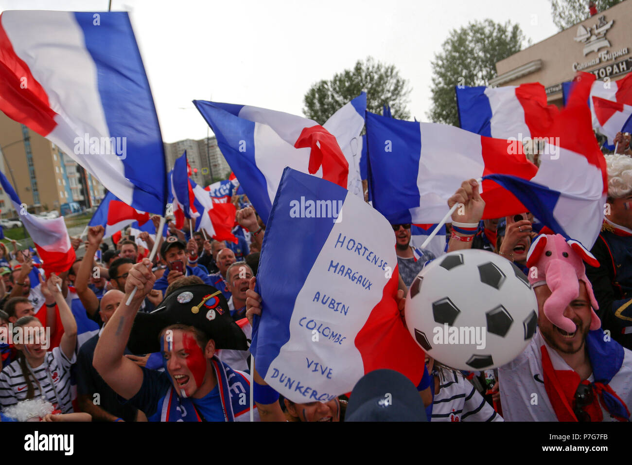 Nizhny Novgorod, Russie. 6e juillet 2018. Les fans de football français vu célébrer avec leurs drapeaux nationaux. Les fans de football français célèbrent leur victoire de l'équipe nationale de football sur l'Uruguay au cours de la Russie du match quart finale de la coupe du monde 2018. Credit : SOPA/Alamy Images Limited Live News Banque D'Images