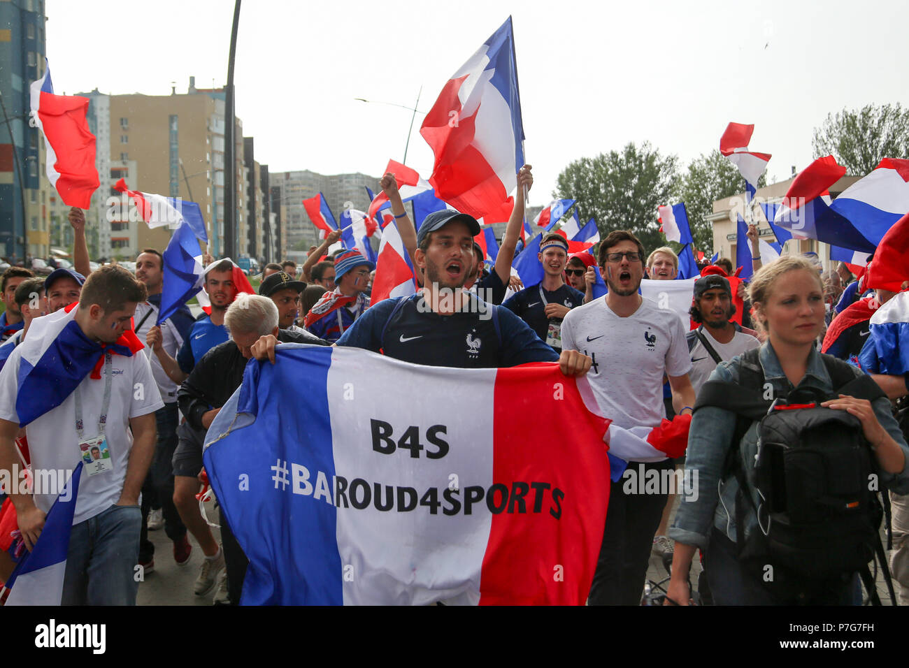 Nizhny Novgorod, Russie. 6e juillet 2018. Les fans de football français vu célébrer avec leurs drapeaux nationaux. Les fans de football français célèbrent leur victoire de l'équipe nationale de football sur l'Uruguay au cours de la Russie du match quart finale de la coupe du monde 2018. Credit : SOPA/Alamy Images Limited Live News Banque D'Images