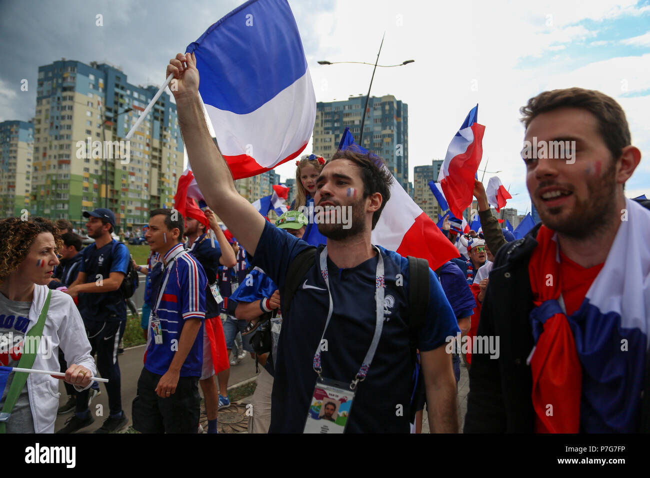 Nizhny Novgorod, Russie. 6e juillet 2018. Les fans de football français vu célébrer avec leurs drapeaux nationaux. Les fans de football français célèbrent leur victoire de l'équipe nationale de football sur l'Uruguay au cours de la Russie du match quart finale de la coupe du monde 2018. Credit : SOPA/Alamy Images Limited Live News Banque D'Images