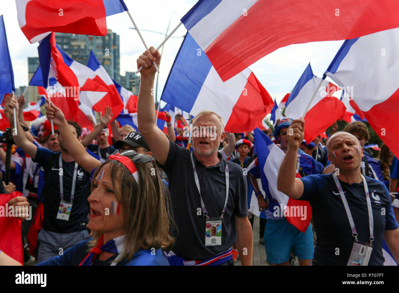 Nizhny Novgorod, Russie. 6e juillet 2018. Les fans de football français vu célébrer avec leurs drapeaux nationaux. Les fans de football français célèbrent leur victoire de l'équipe nationale de football sur l'Uruguay au cours de la Russie du match quart finale de la coupe du monde 2018. Credit : SOPA/Alamy Images Limited Live News Banque D'Images