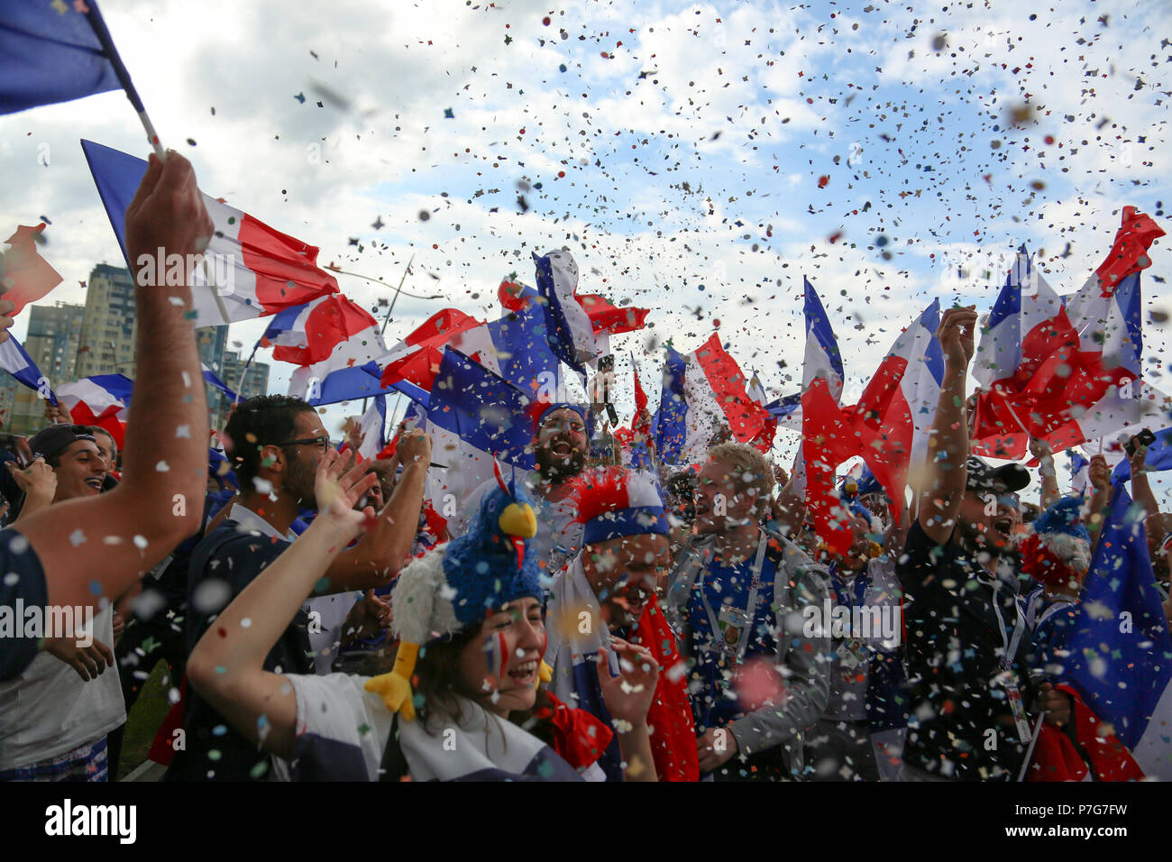 Nizhny Novgorod, Russie. 6e juillet 2018. Les fans de football français vu célébrer avec leurs drapeaux nationaux. Les fans de football français célèbrent leur victoire de l'équipe nationale de football sur l'Uruguay au cours de la Russie du match quart finale de la coupe du monde 2018. Credit : SOPA/Alamy Images Limited Live News Banque D'Images