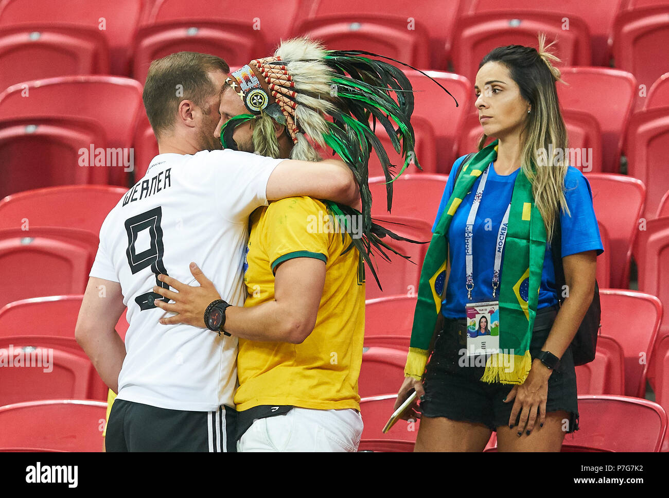 Belgique - Brasil, Soccer, Kazan, 06 juillet 2018, l'allemand et brasil fan s'embrassent, supporters, spectateurs, club drapeaux, célébration. Triste, Déçu, en colère, d'émotions, de déception, de frustration, frustration, tristesse, désespoir, le désespoir, les larmes BELGIQUE - Brésil 2018 COUPE DU MONDE DE LA FIFA, la Russie, le meilleur de la saison 2018/2019, 8, 06 juillet 2018, Stade de Kazan, en Russie. © Peter Schatz / Alamy Live News Banque D'Images