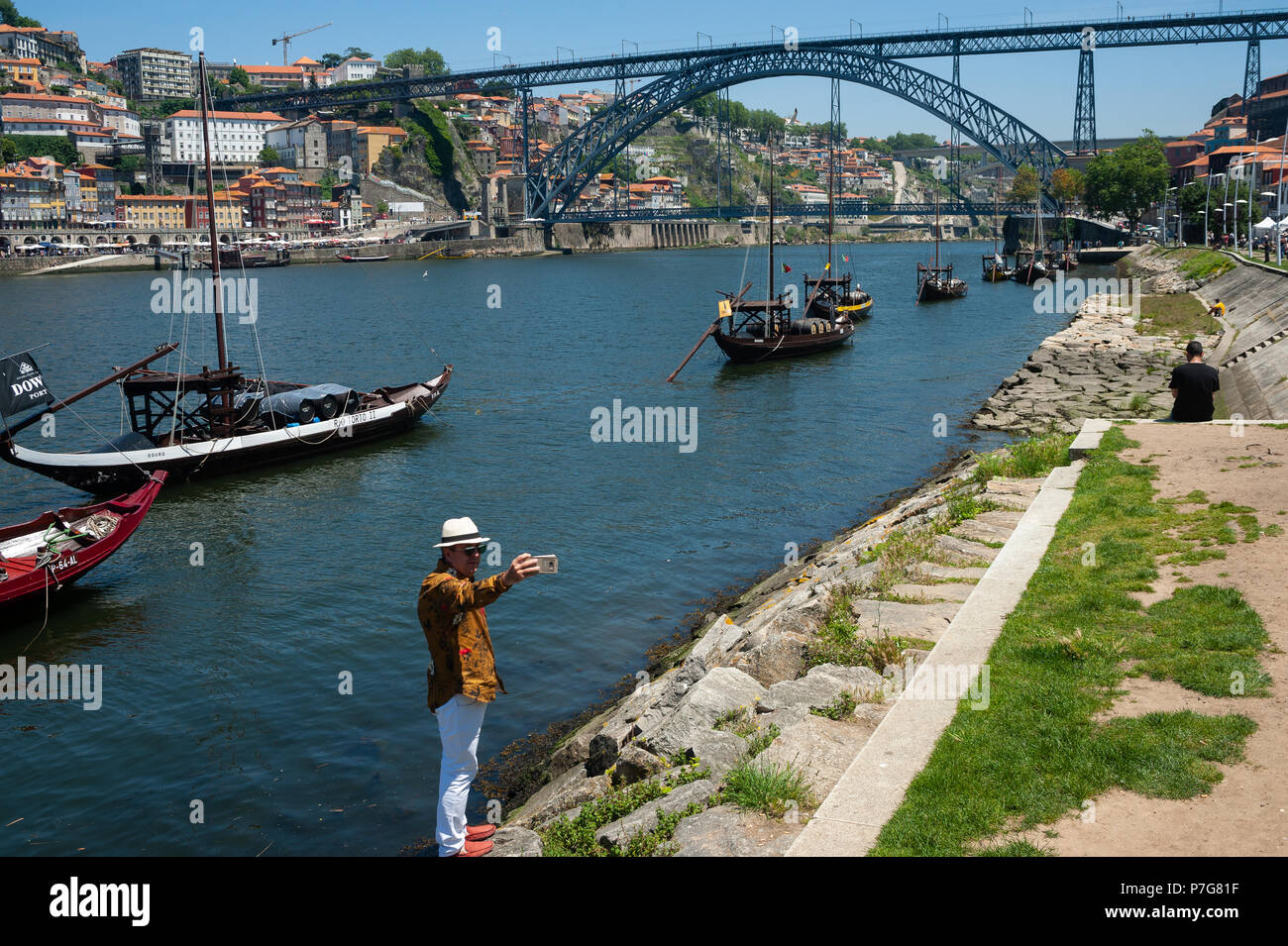 14.06.2018, Porto, Portugal, Europe - un touriste prend un à la banque de selfies le fleuve Douro avec le Pont Dom Luis I dans la toile. Banque D'Images