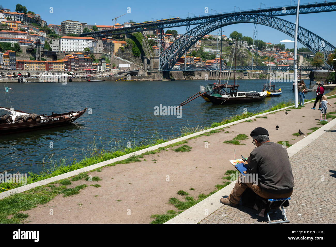 14.06.2018, Porto, Portugal, Europe - Un homme est assis sur la rive de la rivière Douro et brosse un tableau de Porto le paysage urbain. Banque D'Images