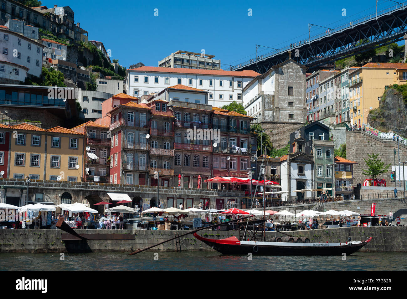 14.06.2018, Porto, Portugal, Europe - une vue sur le paysage urbain de Porto avec la célèbre promenade Riverfront Cais da Ribeira et la rivière Douro. Banque D'Images