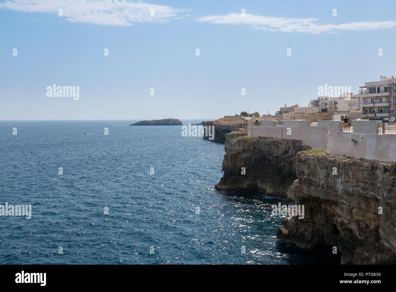 Polignano a Mare, Italie - 11 août 2017.La vue à couper le souffle, Pouilles, Italie. Panorama italien. Falaises sur mer et bateau. Banque D'Images