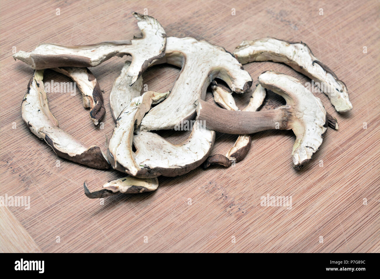 Tranches de champignons bolets séchés sur bois Banque D'Images