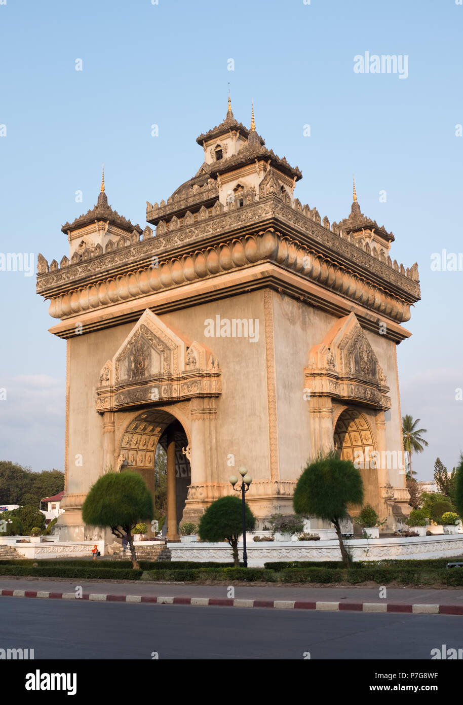 Extérieur de Patuxai dans le centre de Vientiane, Vientiane, Laos, Asie. Banque D'Images