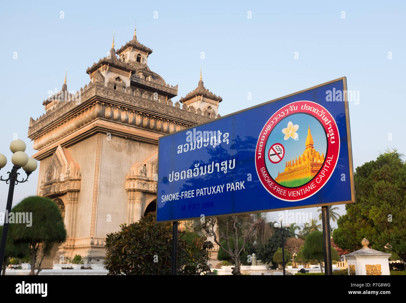 Avis d'information panneau près de monument Patuxai, Vientiane, Laos, Asie. Banque D'Images