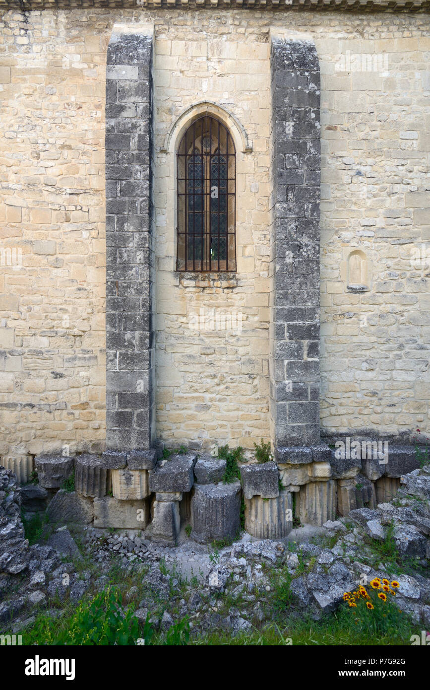 Vestiges de colonnes romaines classiques réutilisées dans les fondations de Vaison-la-Romaine Vaucluse Provence France Cathédrale Banque D'Images
