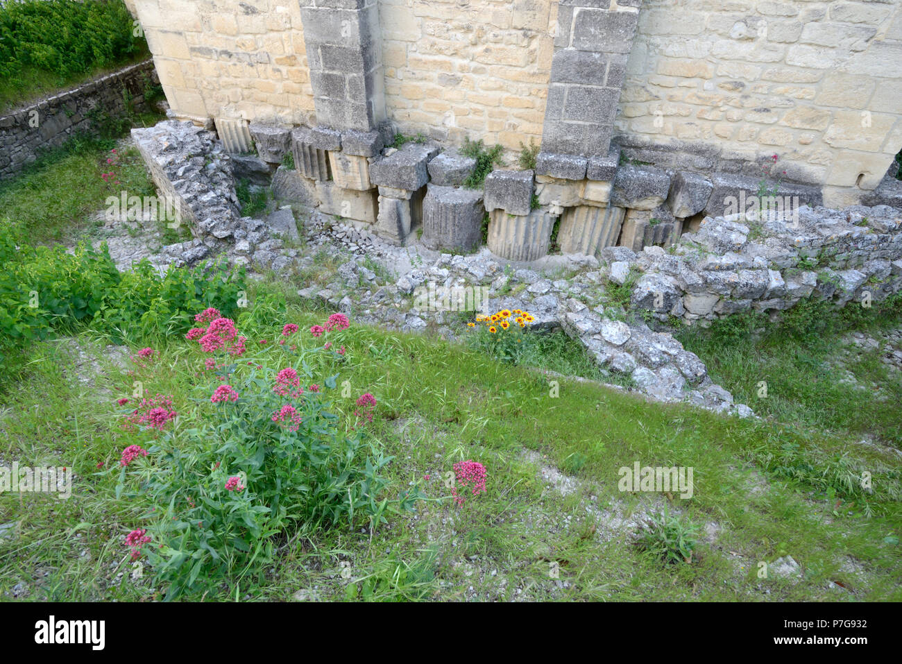 Vestiges de colonnes romaines classiques réutilisées dans les fondations de Vaison-la-Romaine Vaucluse Provence France Cathédrale Banque D'Images