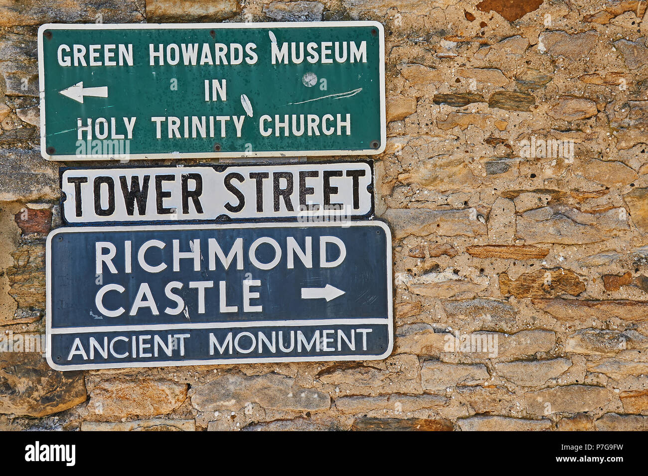 Signes sur un mur de pierre dans la région de Richmond North Yorkshire. Banque D'Images