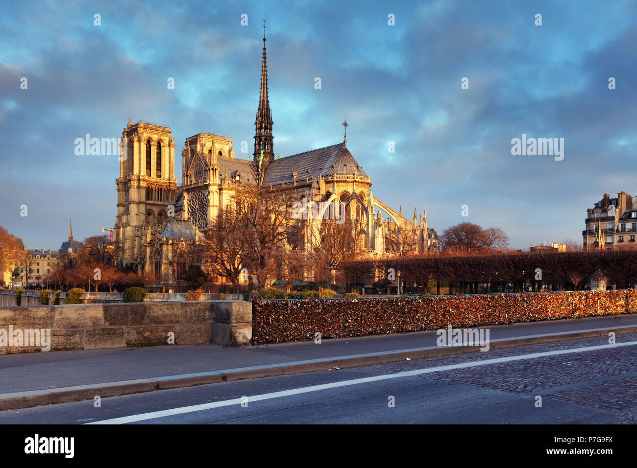 Notre Dame de Paris et la structure des arches de lumière au lever du soleil Banque D'Images