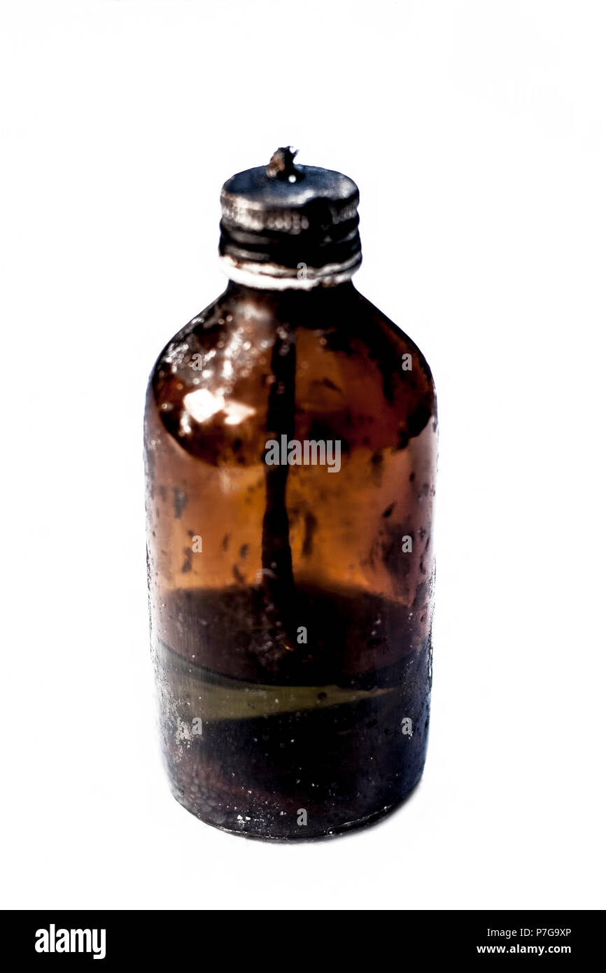 Close up d'une vieille bouteille vintage candle isolé sur une surface blanche. Banque D'Images