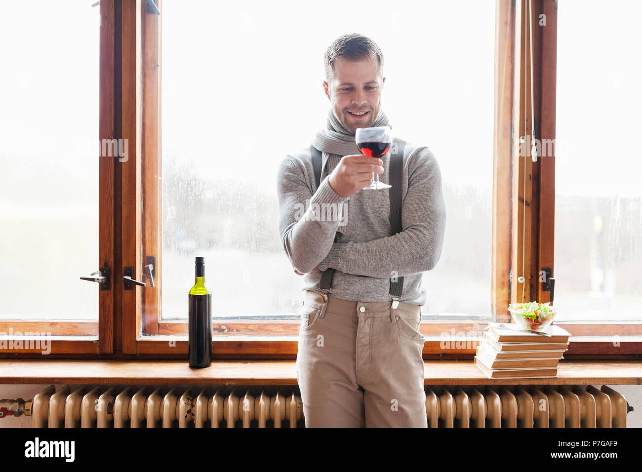 Hansome man bénéficiant d'un bon verre de vin rouge Banque D'Images