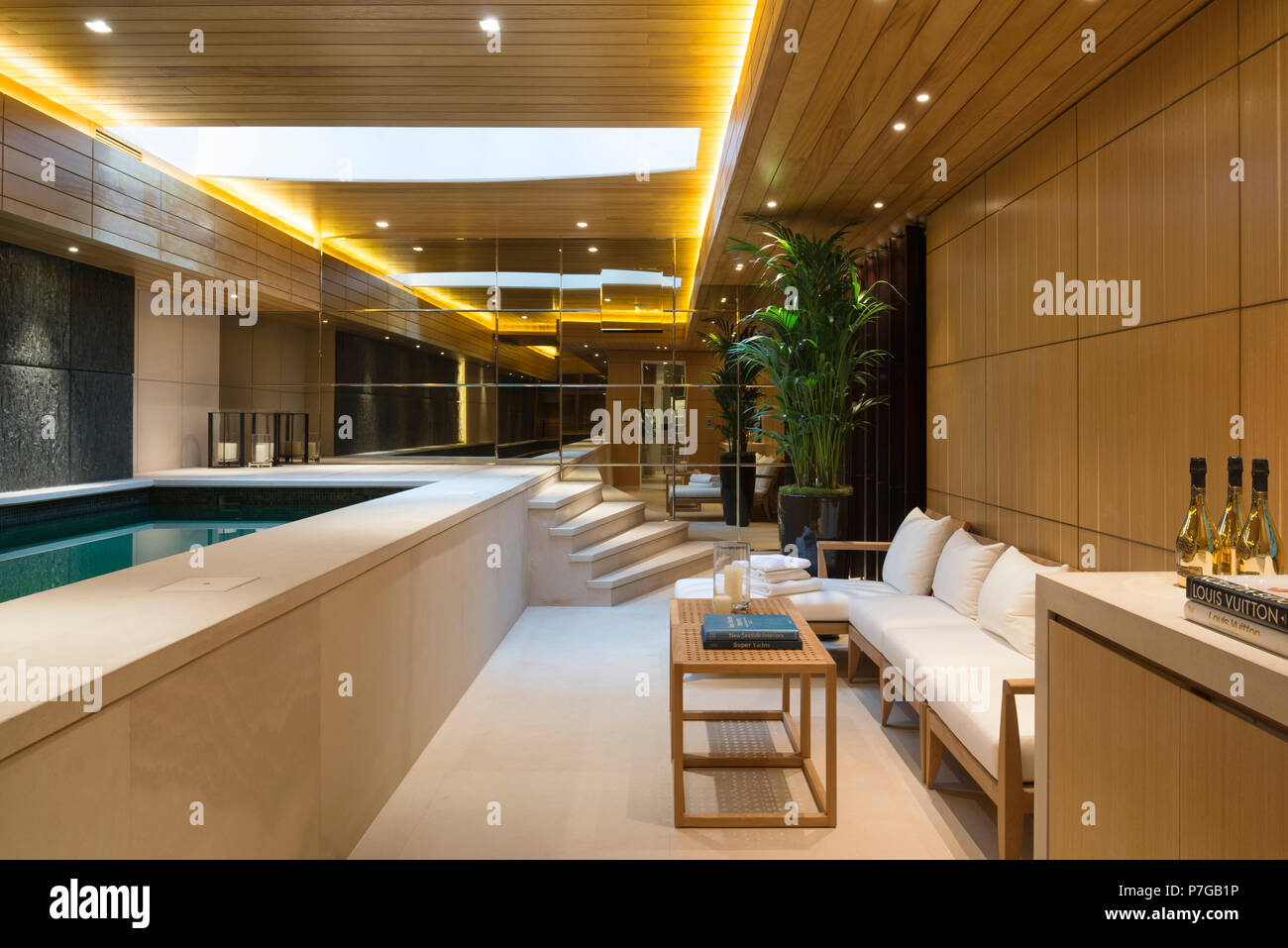 Piscine intérieure moderne Banque D'Images
