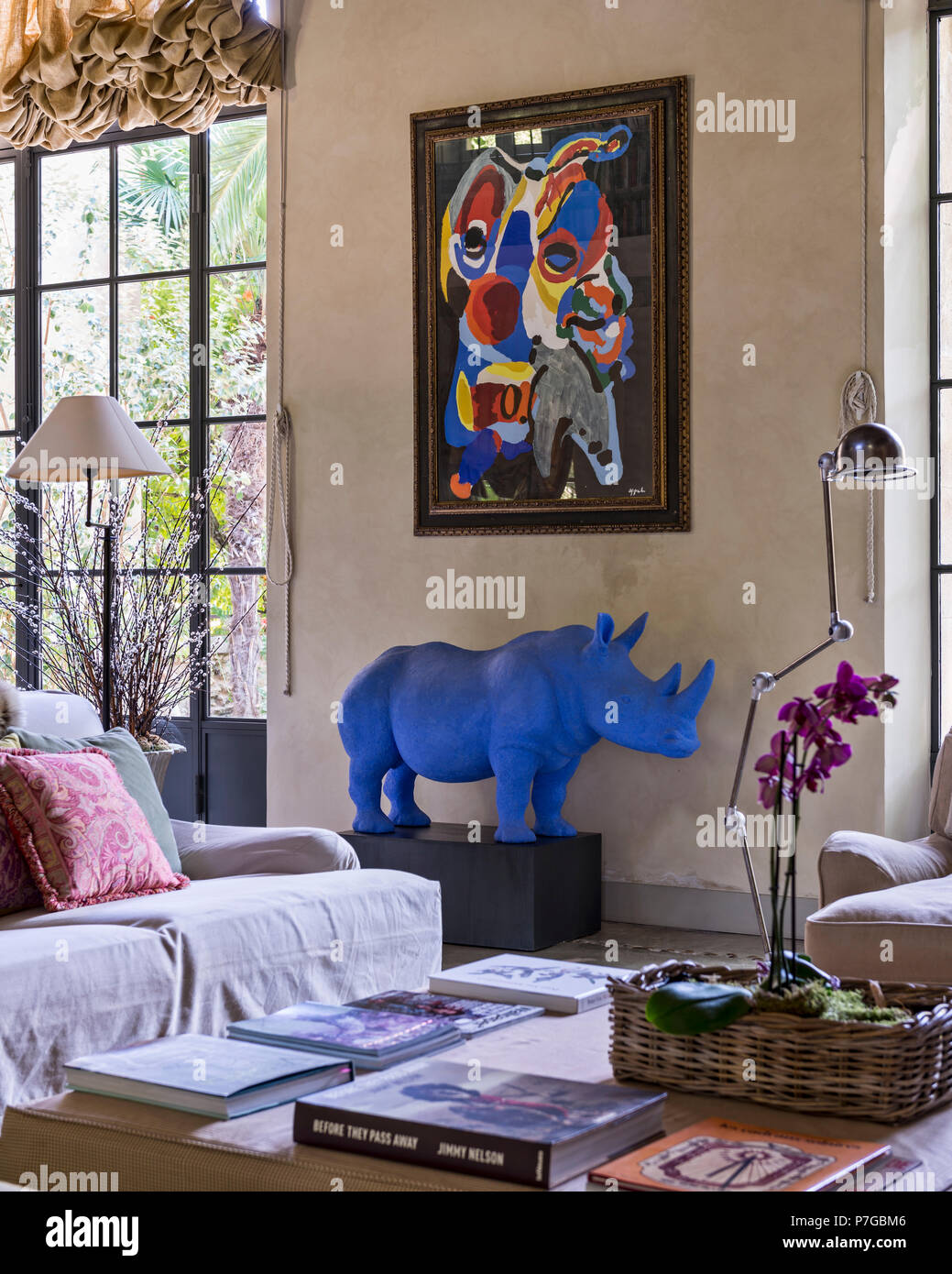 Blue Rhino et l'art moderne au 18e siècle dans la fenêtre chateaux, St Remy de Provence Banque D'Images