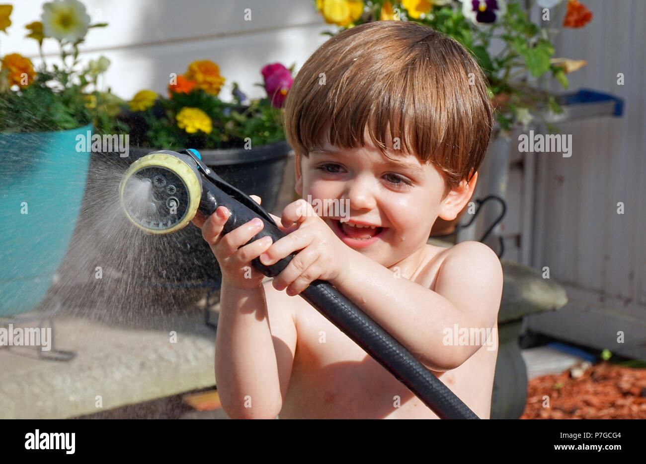 Montréal, Canada, le 2 juillet 2018.jeune garçon de trois s'amusant avec un tuyau d'arrosage pendant une vague de chaleur.Credit Mario Beauregard/Alamy Live News Banque D'Images