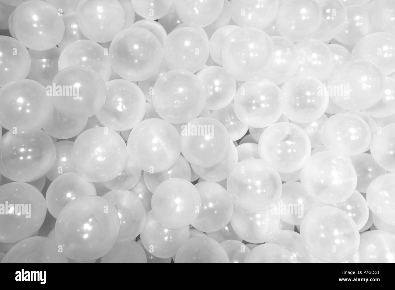 Nombre de lots de bille en plastique blanc ou transparent bubble ball arrière-plan. Banque D'Images