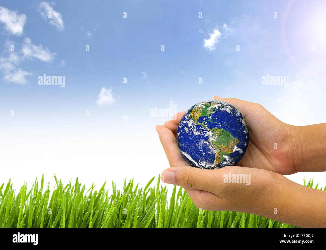 Planète Terre la main sur fond de ciel bleu et de la nature - la responsabilité sociale de l'entreprise concept. - Éléments de cette image fournie par la NASA Banque D'Images