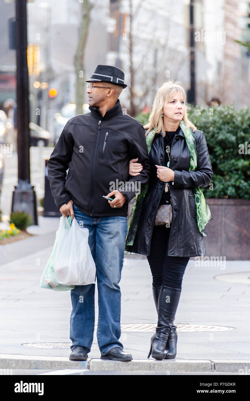 Washington, DC - 2 janvier 2015 : maturité, couple, homme, femme, bras, main tenant debout, attendant au feu de circulation au passage pour piétons, traversant à cr Banque D'Images
