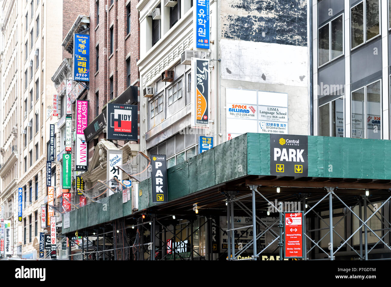 La ville de New York, USA - 7 Avril 2018 : Manhattan NYC bâtiments, près de la ville de Corée, la Corée avec de nombreux magasins, boutiques signes sur West 32nd street road Banque D'Images