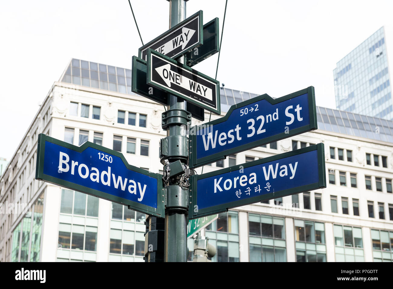 New York Manhattan Midtown de bâtiments près de la ville de Corée, Corée du chemin de signalisation routière sur West 32nd Street, de Broadway à New York City Banque D'Images