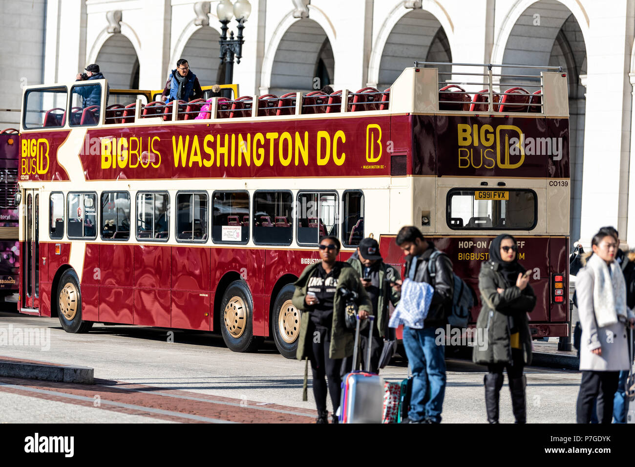 Washington DC, USA - 23 novembre 2017 : Union Station sur Columbus circle avec les gens arrivant Big Bus Tours sign Banque D'Images