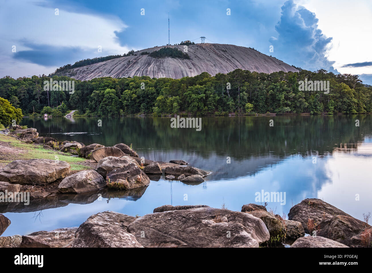 Vue panoramique sur la montagne de pierre Stone Mountain Lake à Atlanta, Georgia's Stone Mountain Park. (USA) Banque D'Images