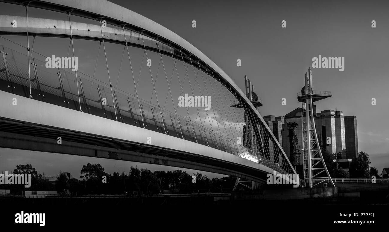 Une image panoramique monochrome d'un pont dans une rivière. Banque D'Images