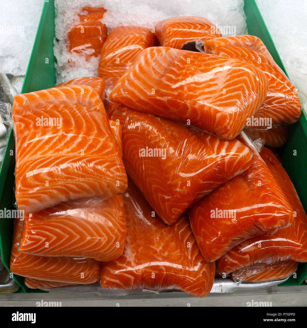 Filets de saumon cru sauvage on ice au marché aux poissons Banque D'Images