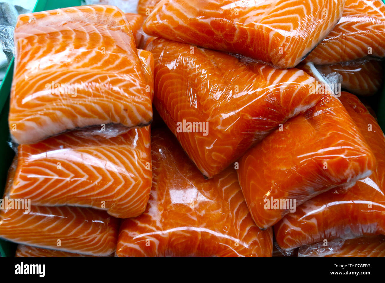 Filets de saumon cru sauvage on ice au marché aux poissons Banque D'Images