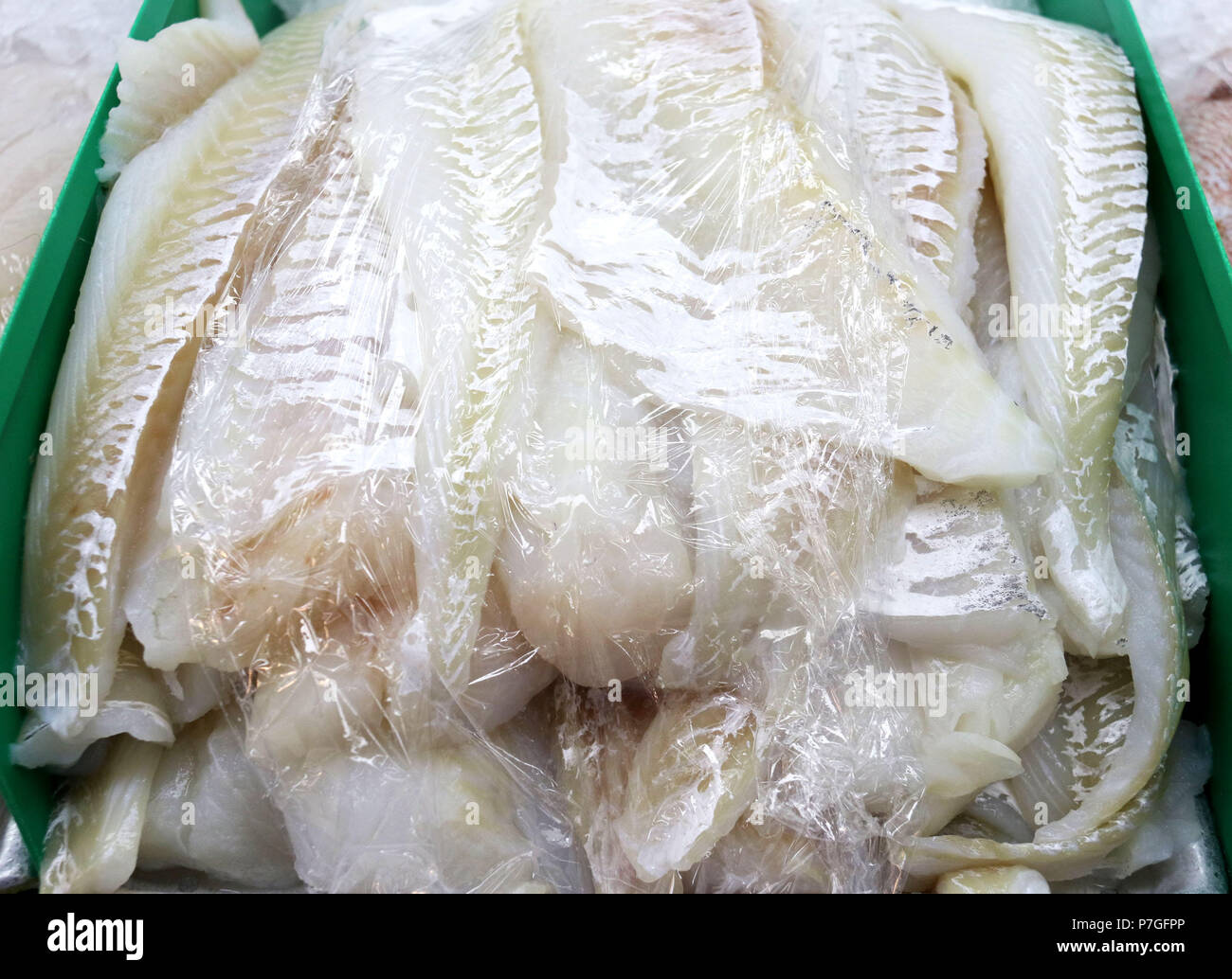 Filets de poisson cabillaud sauvage couverte de cellophane Banque D'Images