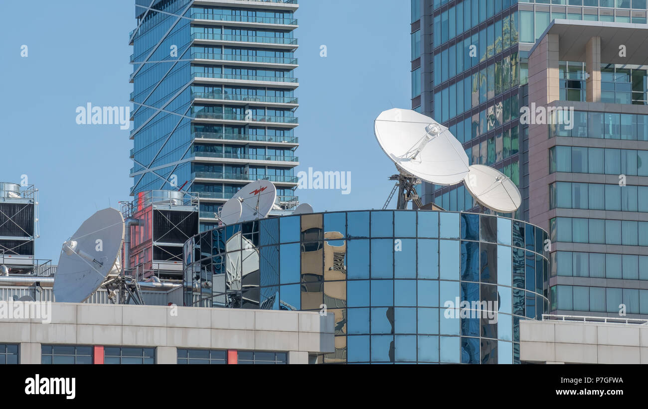 De nombreuses grandes paraboles ornent le toit de l'édifice de la Société Radio-Canada à Toronto (Ontario). Banque D'Images