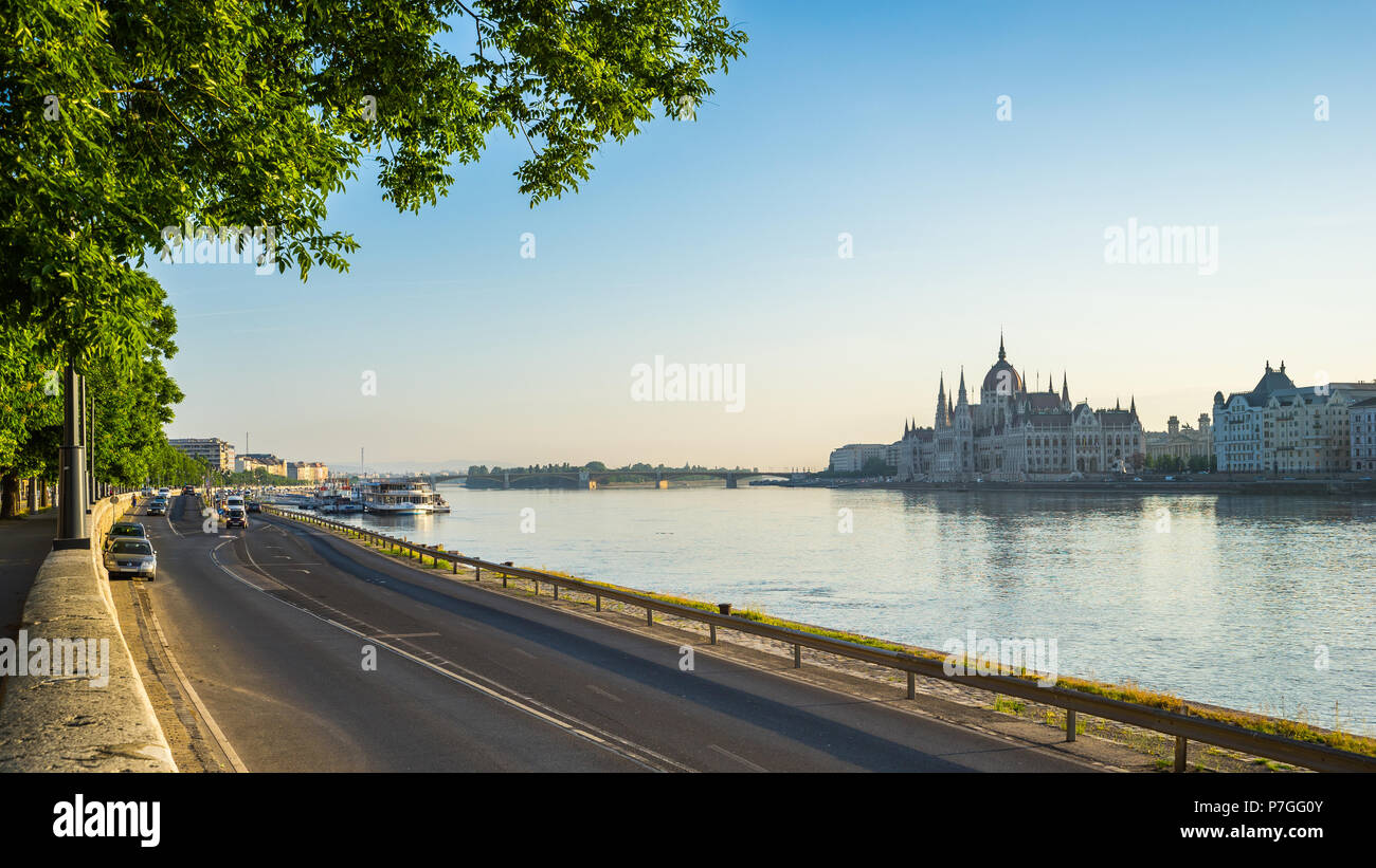 Vue panoramique de la ville de Budapest rue avec le parlement en Hongrie. Banque D'Images