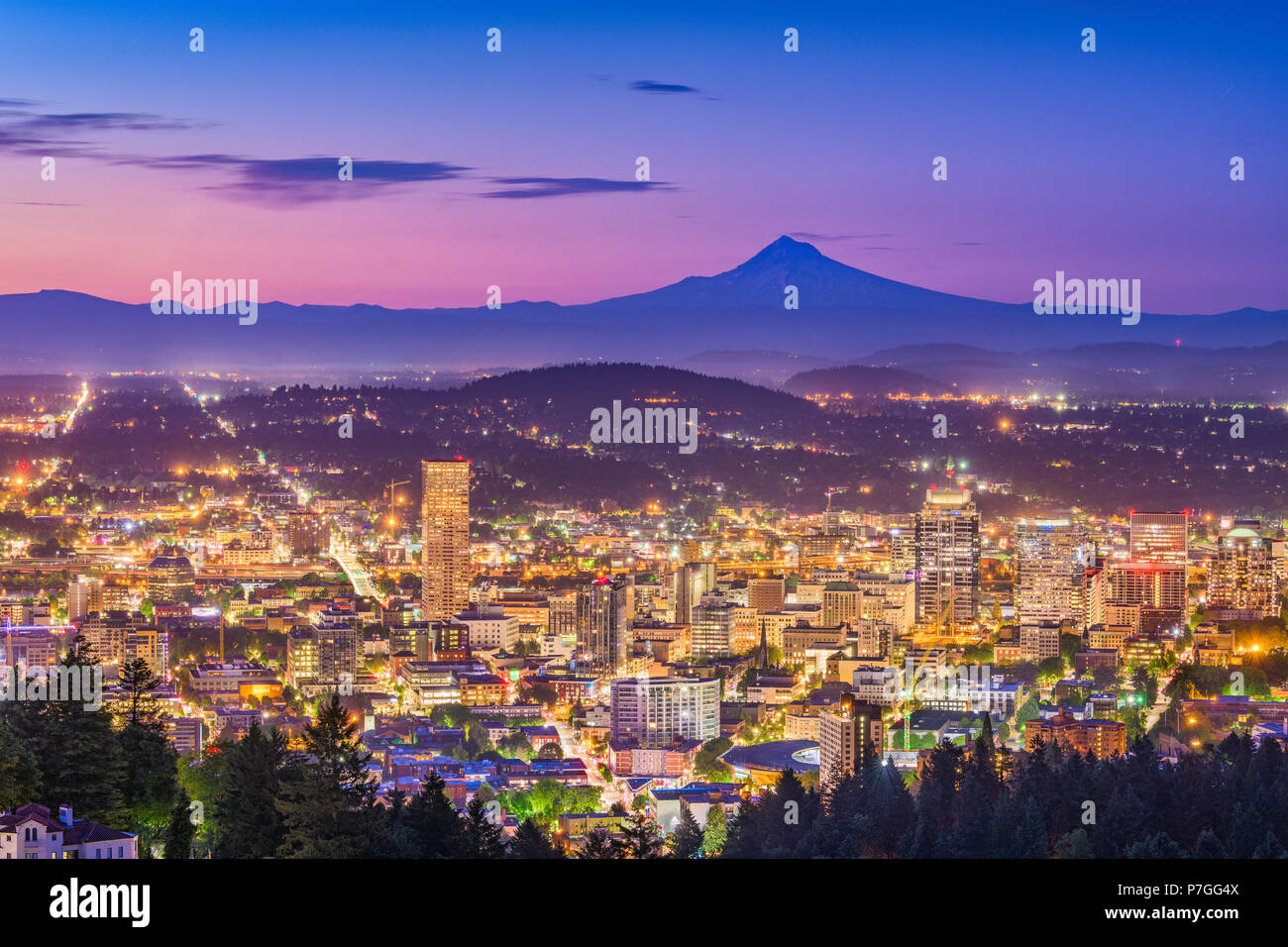 Portland, Oregon, USA Le centre-ville avec Mt. Le capot. Banque D'Images