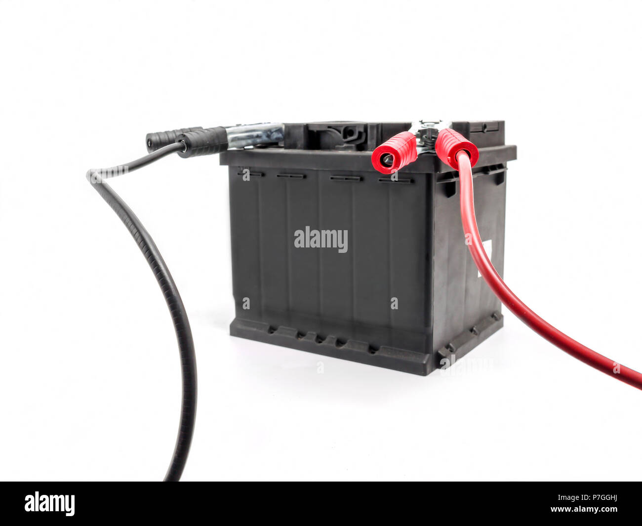 Batterie de voiture avec deux câbles fixés au cavalier les bornes shot on white Banque D'Images