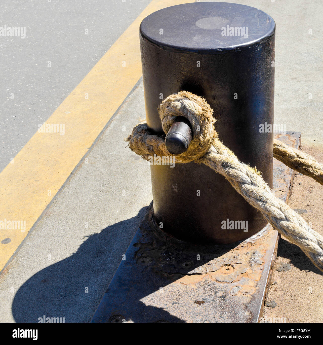Bollard sur une plaque de fer rouillée avec une corde épaisse de chanvre, port de Hambourg Banque D'Images