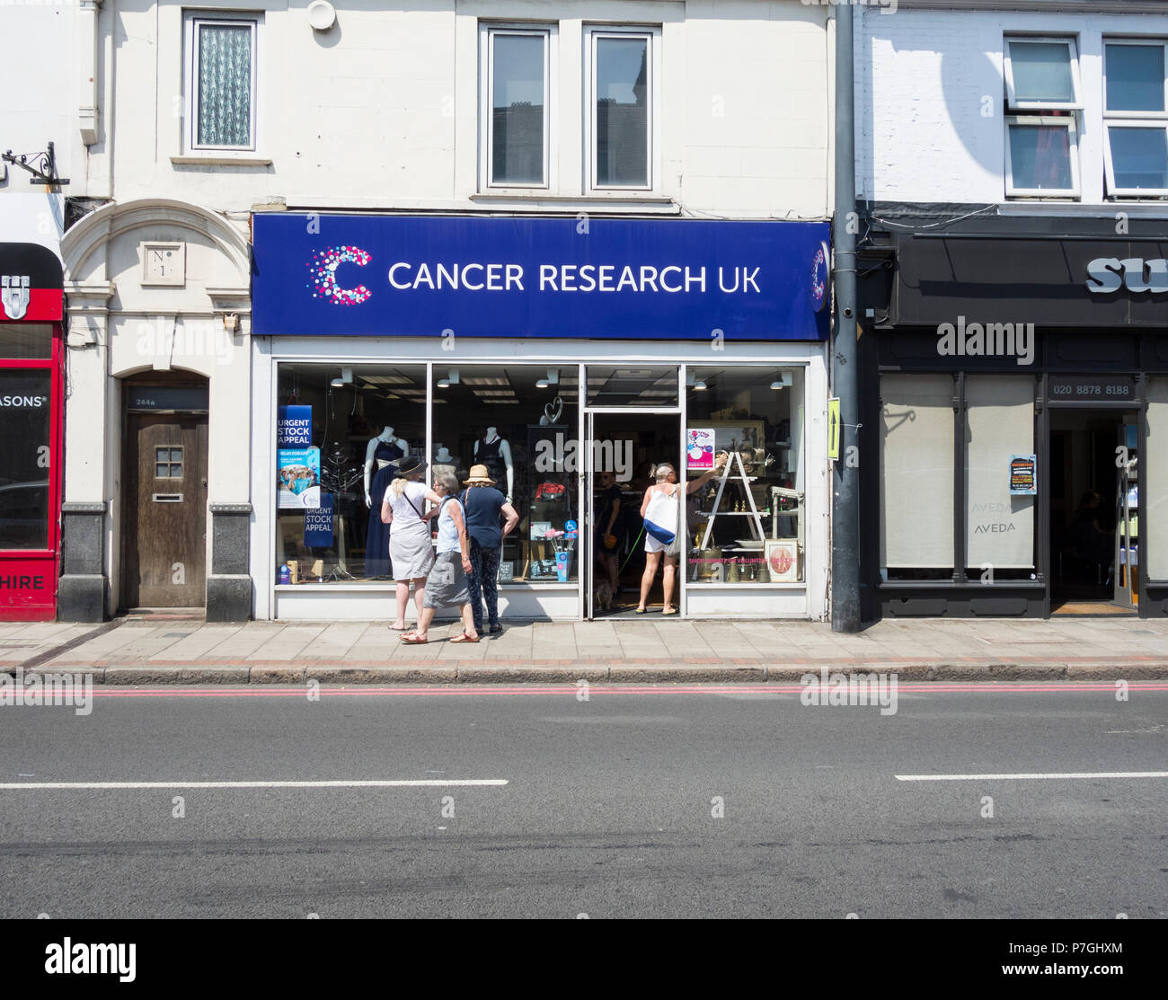 La recherche sur le cancer la charité des passants dans East Sheen, London, UK Banque D'Images