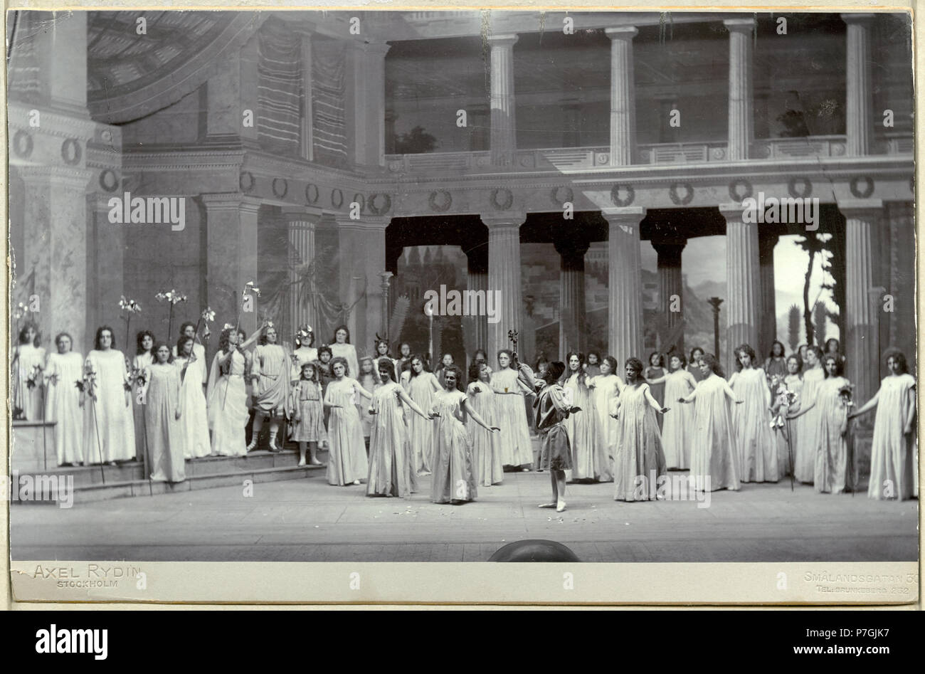 Maja Ljunggren som Titania, Anna Greta Adamsen som Oberon, Harriet Bosse som Puck m.fl i En midsommarnattsdröm, Kungliga teatern säsongen 1900/01 145 En midsommarnattsdröm, Kungliga teatern 1900. Föreställningsbild - SMV - H12 041 Banque D'Images