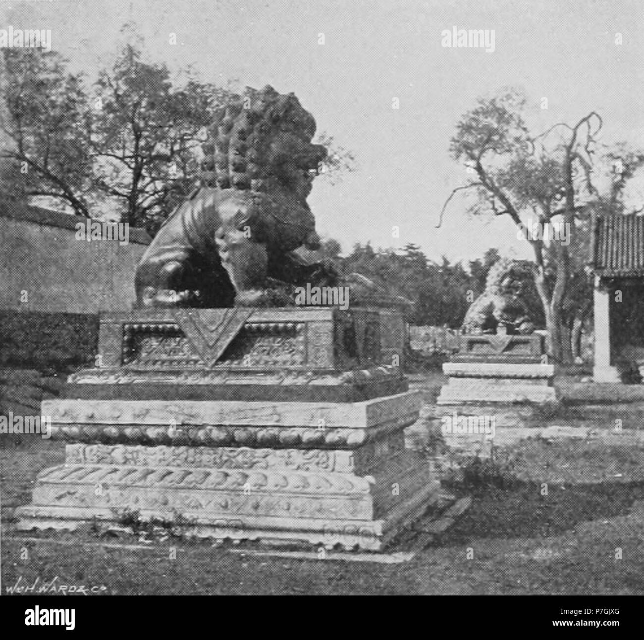 French : photo de l'intermédiaire de la Chine avec un appareil photo 中文（繁體）‎ 銅獅子 : . Entre 1871 et 1872 90 LION EN BRONZE CHINOIS YUEN-MING-YUEN Banque D'Images