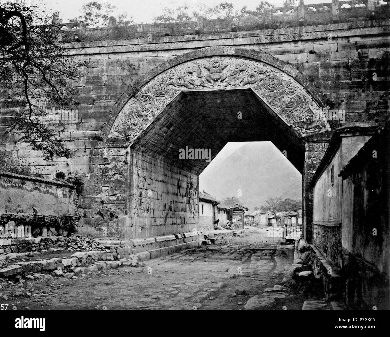 Anglais : John Thomson : une double ligne de wall s'élève du village de Kew-yung-kwan, et, Courant au dessus des montagnes, s'unit à un autre mur qui balaie la crête de la colline. Ce point est considéré comme l'un des plus importants de l'Nankow Pass, et c'est l'endroit où, dit-on, Gengis Khan a été acheminé avec succès dans sa tentative d'entrer dans le nord de la Chine. Il n'y a à ce village un très remarquables (voir n° 56), érigé au cours de la dynastie des Yuen apparemment, et dit à oricrinally ont effectué une pagode en son sommet. Ce fut démonté pagode peu après l'E Banque D'Images