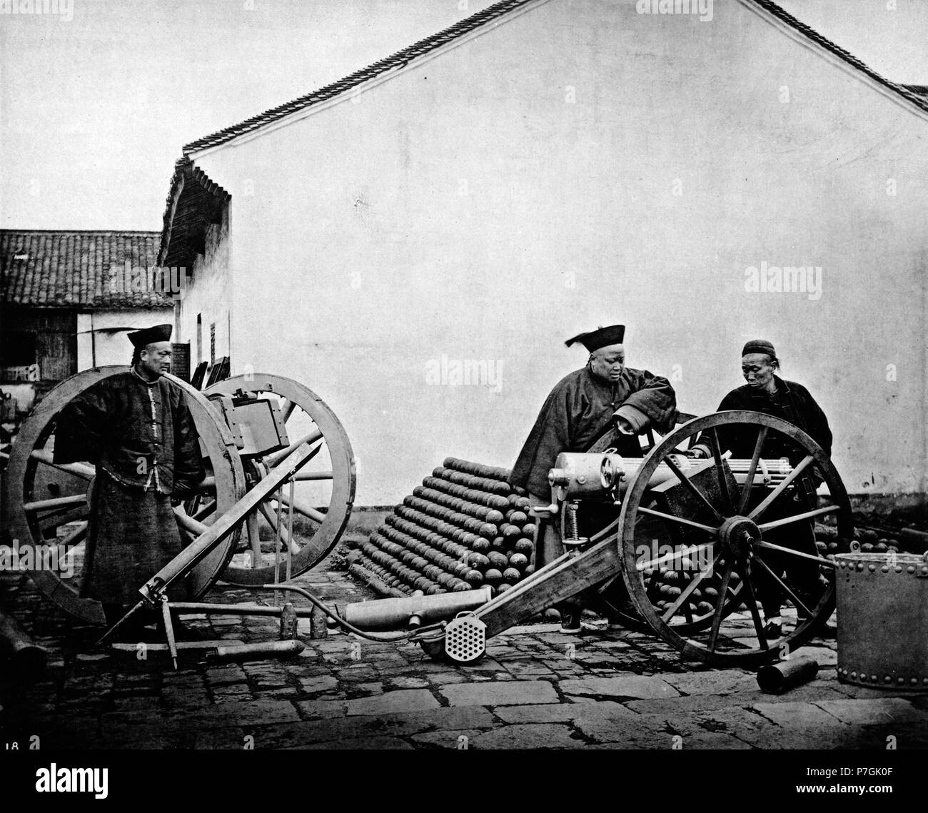 Anglais : photographie de John Thomson. Voir détail sur le lien ci-dessous. Avant 1898 281 ARSENAL NANKIN Banque D'Images