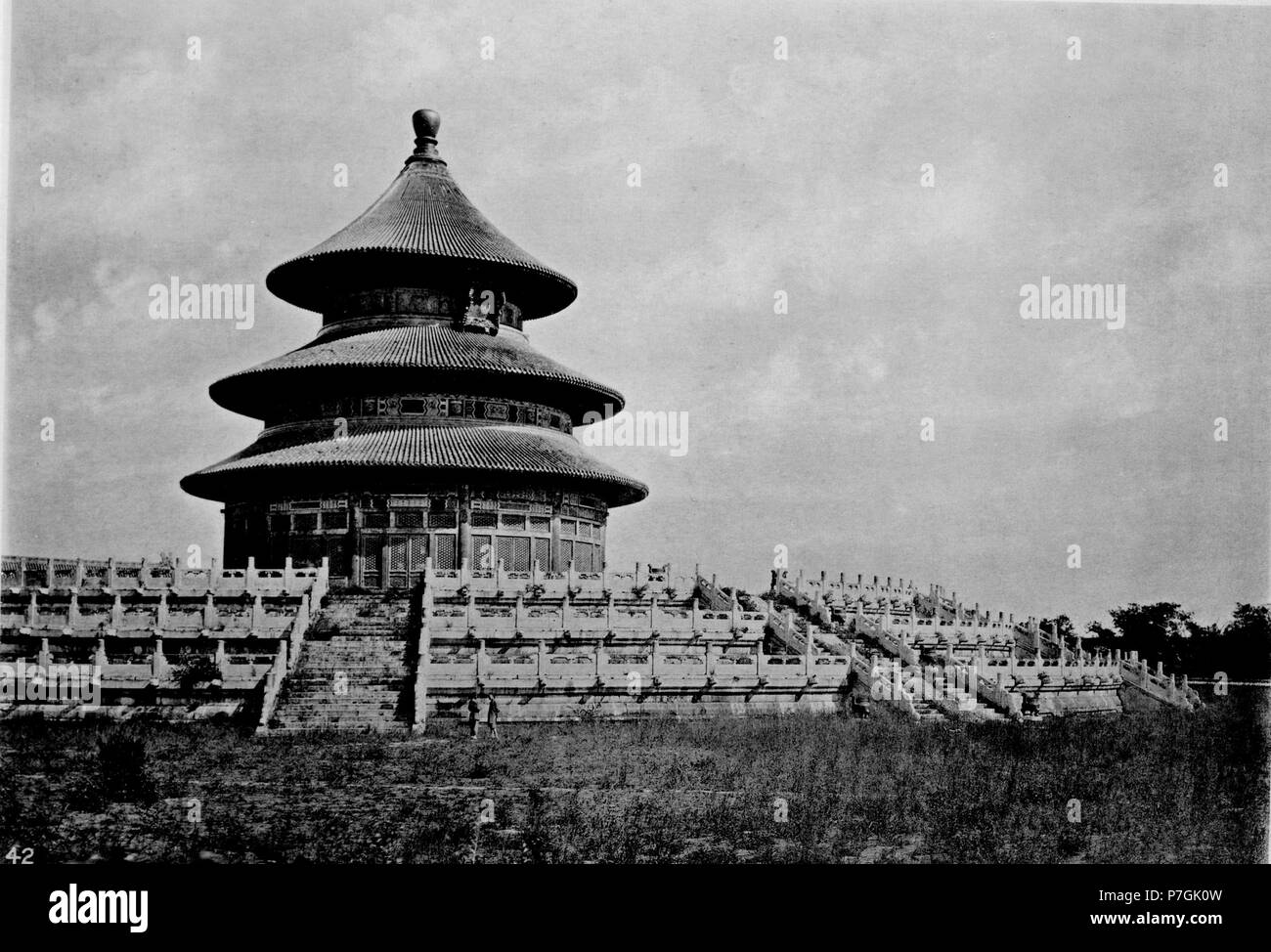 Anglais : John Thomson : trois milles au sud du Palais Impérial, dans le quartier chinois de Beijing, est un vaste parc comme boîtier, contenant le temple et l'autel du ciel ouvert illustré en plaques Nos 41 et 42. Dans l'enceinte ici visées sont deux autels, l'un au nord et l'autre au sud, protégée par des murs, triple dont l'extrême est de près de trois lieues à la ronde. Le nord de l'autel, communément désigné le Temple du Ciel, est indiqué dans le n° 42, et est, autant que possible, une contrepartie de l'ouvrir ou le sud de l'autel. Les deux sont construit de marbre, et les deux ont tr Banque D'Images