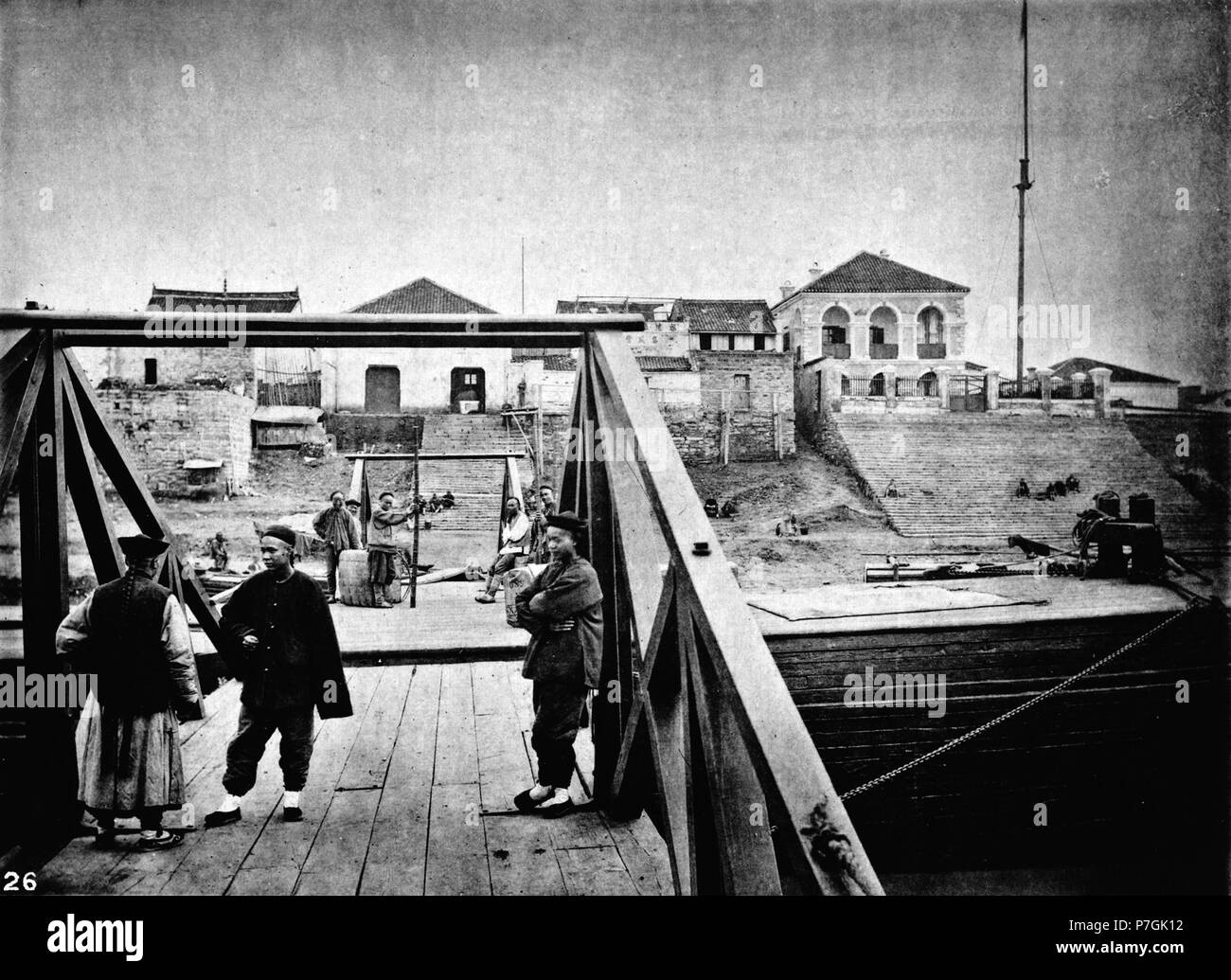 Anglais : photographie de John Thomson. Voir détail sur le lien ci-dessous. Avant 1898 231 KIU-KIANG WHARF Banque D'Images